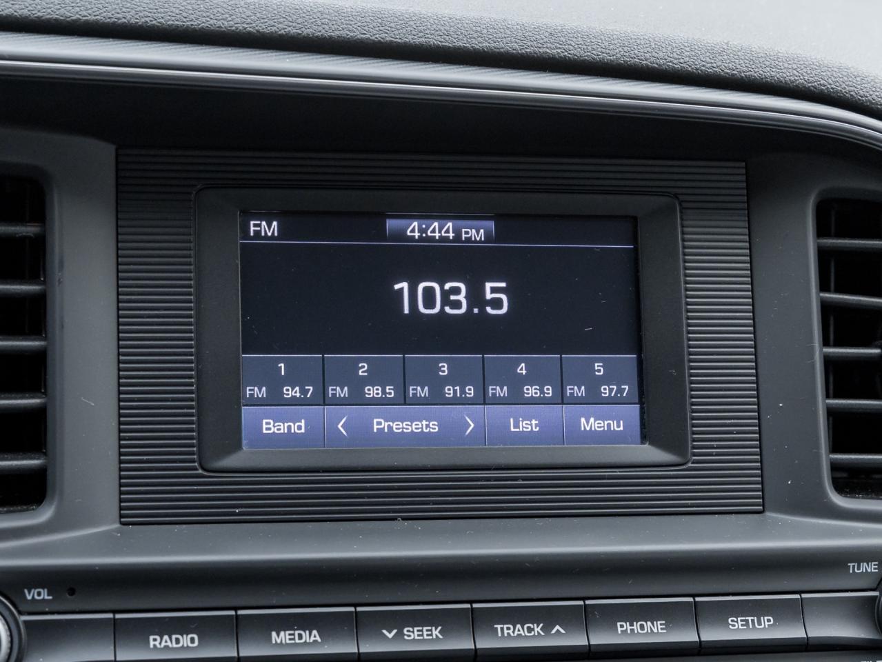 2019 Hyundai Elantra SE-Dealer Serviced-NO Accidents-Rear Cam-Heated Se Photo