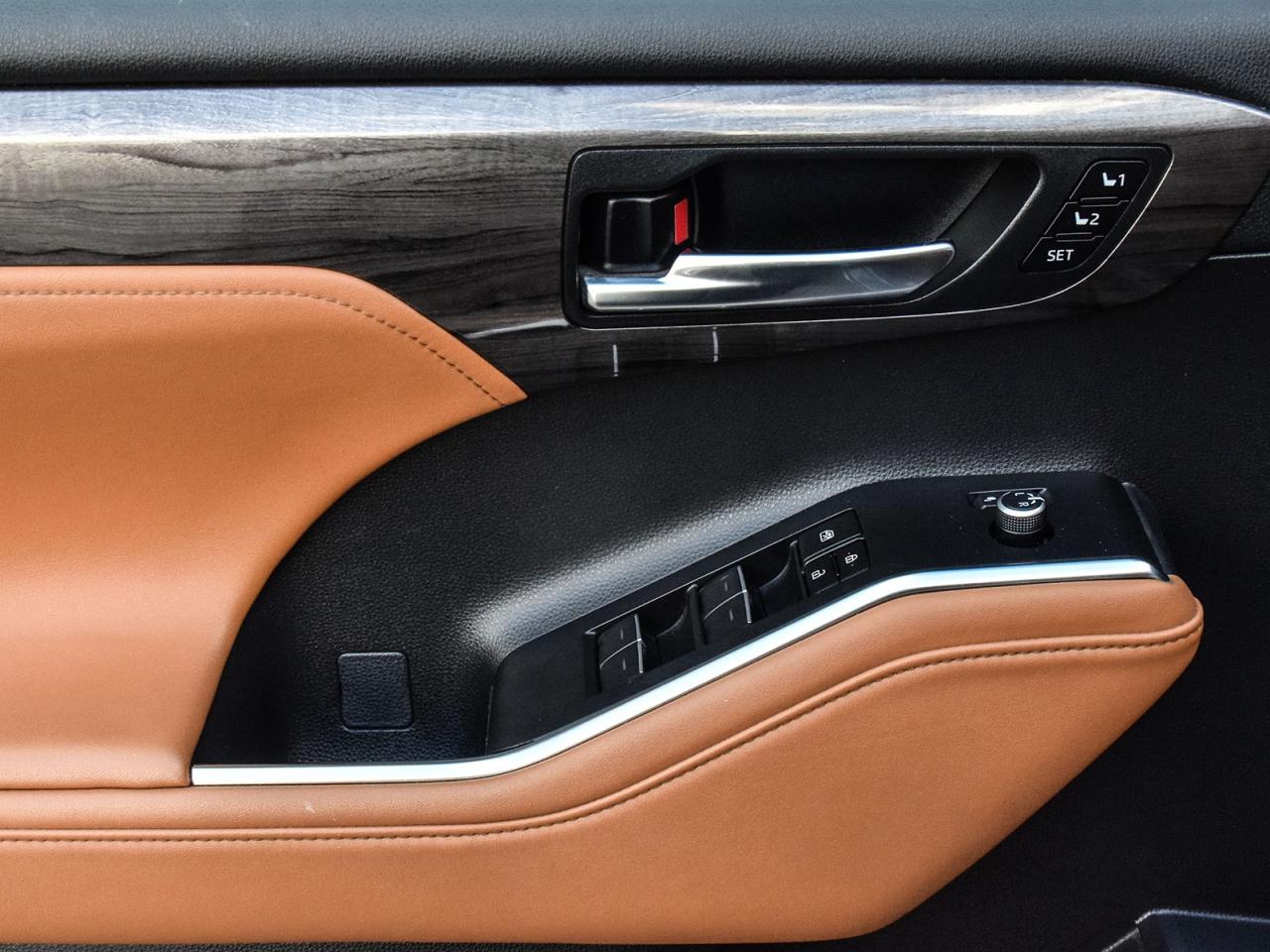 2023 Toyota Highlander LIMITED  Photo4