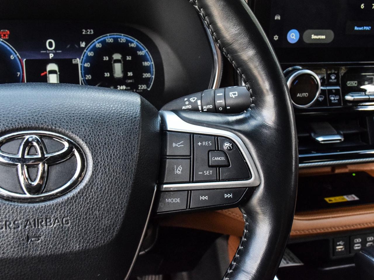 2023 Toyota Highlander LIMITED  Photo