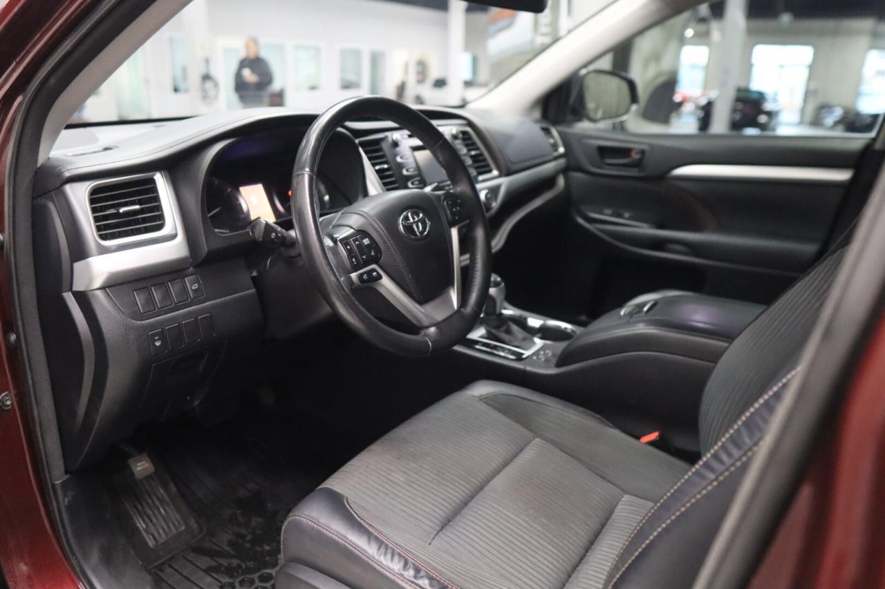 2014 Toyota Highlander AWD LE  7- PASSENGER  NO ACCIDENTS  WINTER TIRES Photo4