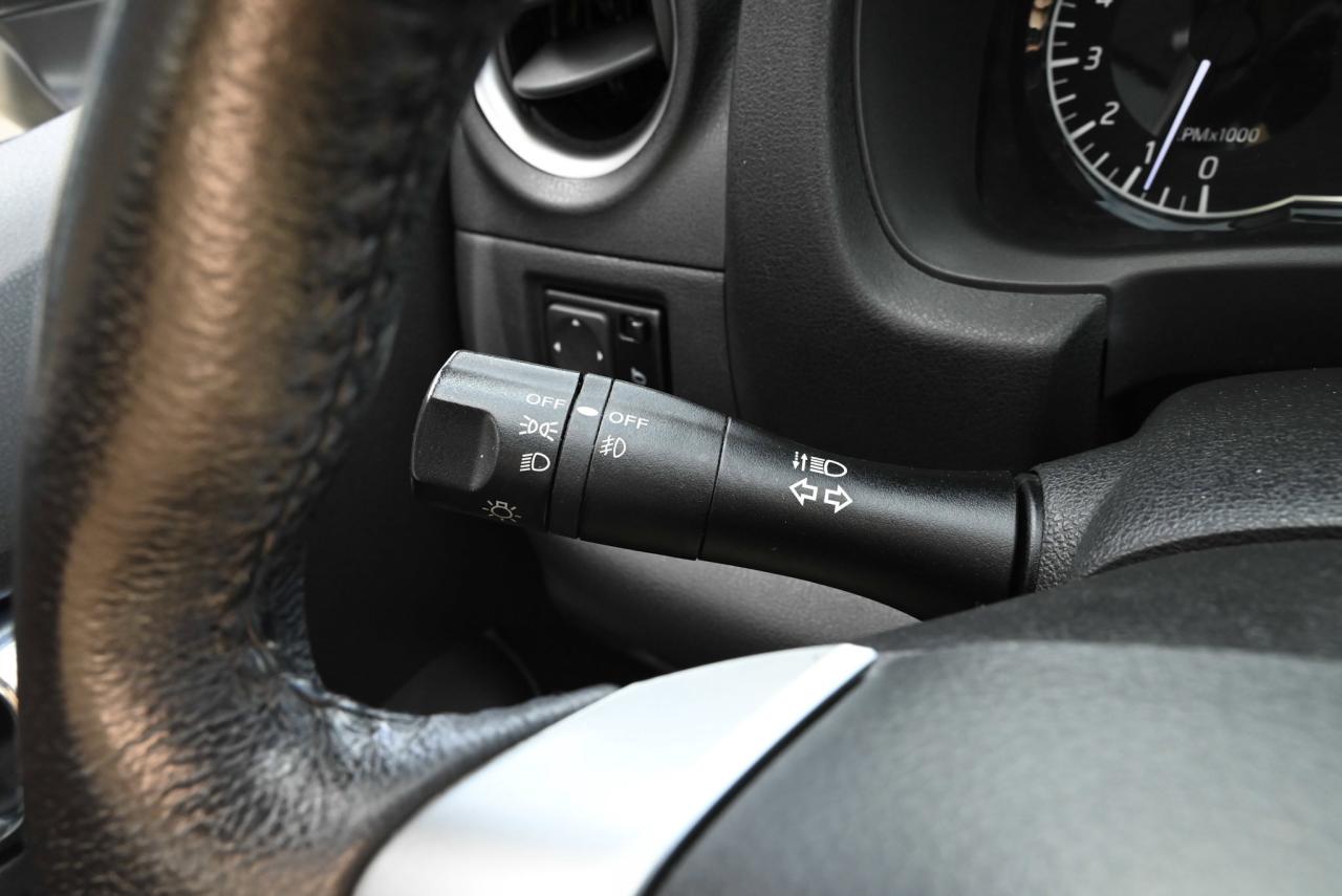 2019 Nissan Versa Note SV Pkg/ Power Options/ Keyless Entry/ Alloy wheels Photo