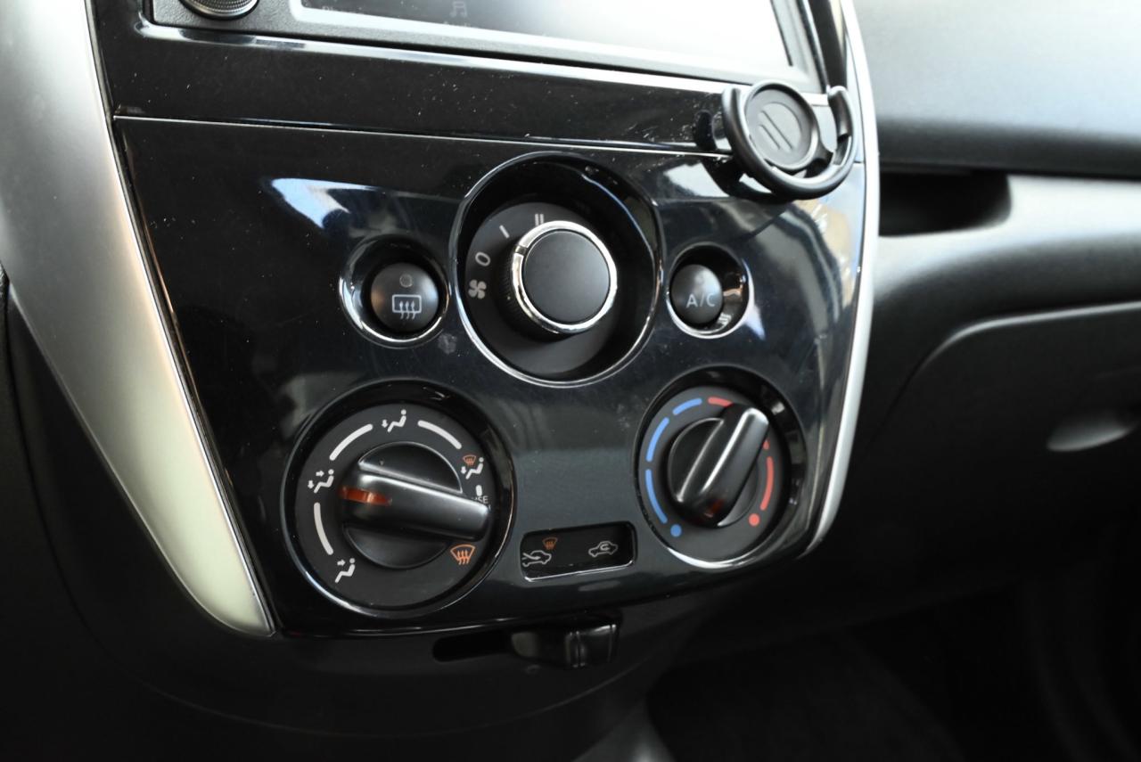 2019 Nissan Versa Note SV Pkg/ Power Options/ Keyless Entry/ Alloy wheels Photo