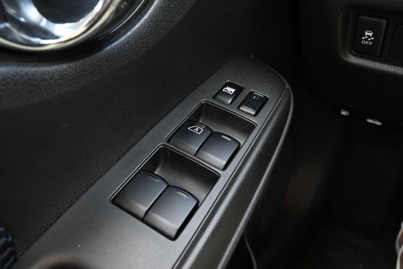 2019 Nissan Versa Note SV Pkg/ Power Options/ Keyless Entry/ Alloy wheels Photo