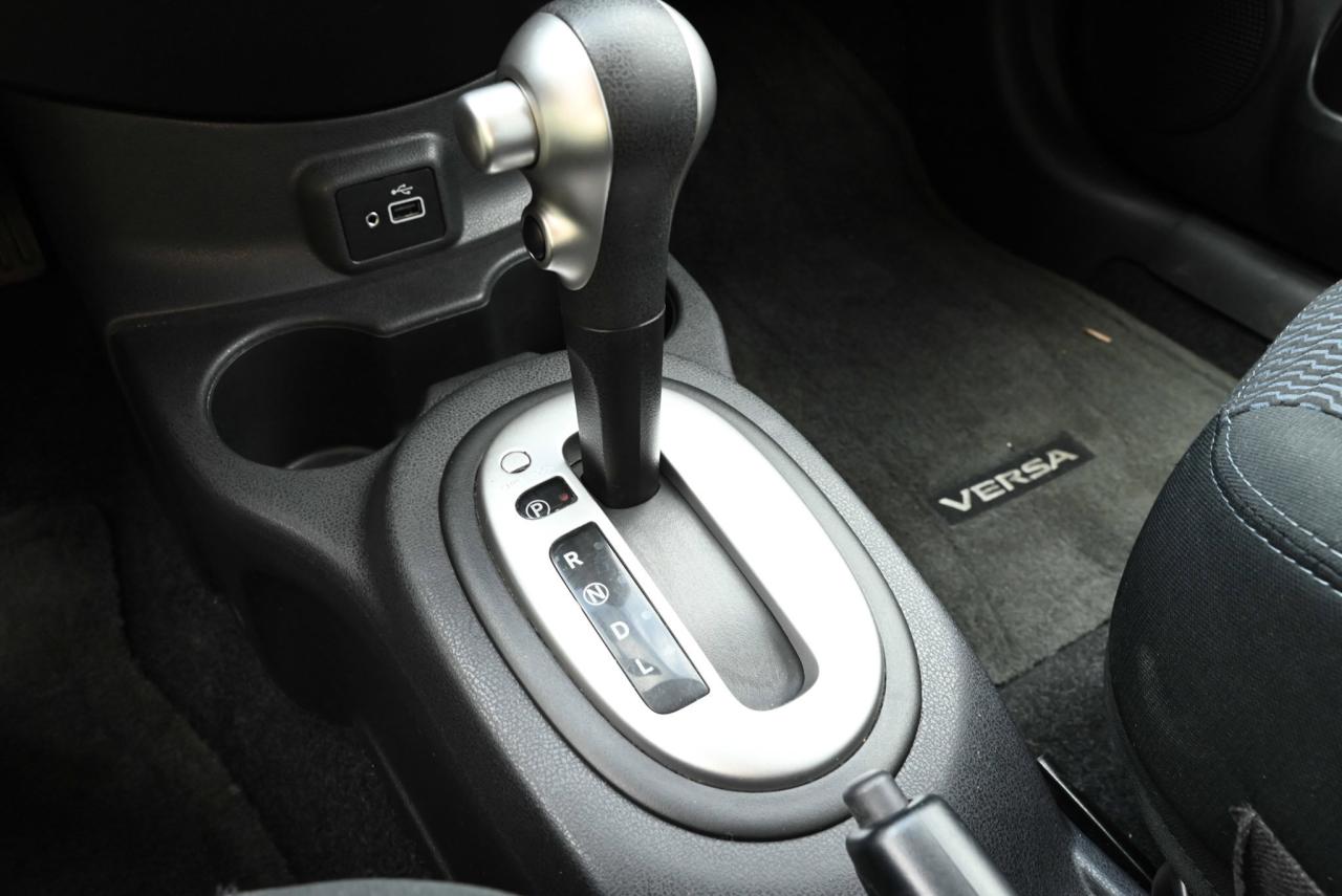 2019 Nissan Versa Note SV Pkg/ Power Options/ Keyless Entry/ Alloy wheels Photo