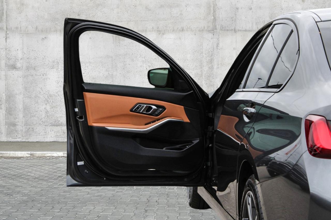 2022 BMW 3 Series 330i xDrive  BkpCam HtdSeats Gps Photo