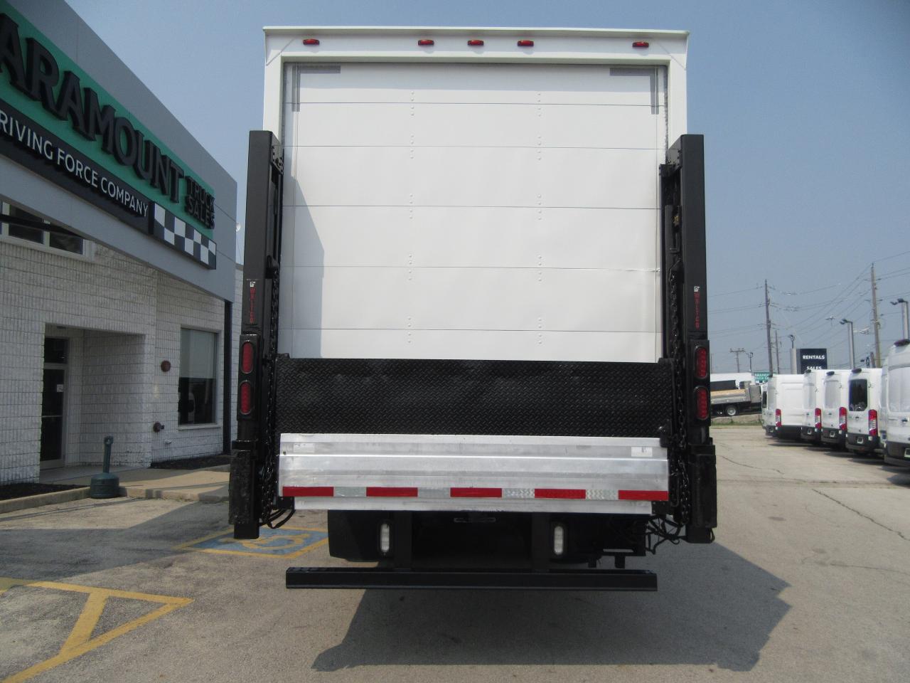 2018 Freightliner M2 - 112 28 FT TANDEM AXLE HIGH & WIDE BOX / RAILGATE LIFT Photo3