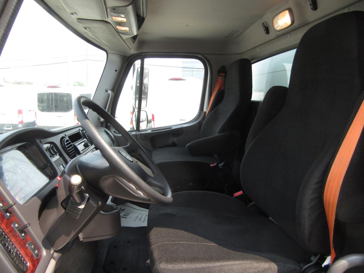 2018 Freightliner M2 - 112 28 FT TANDEM AXLE HIGH & WIDE BOX / RAILGATE LIFT Photo