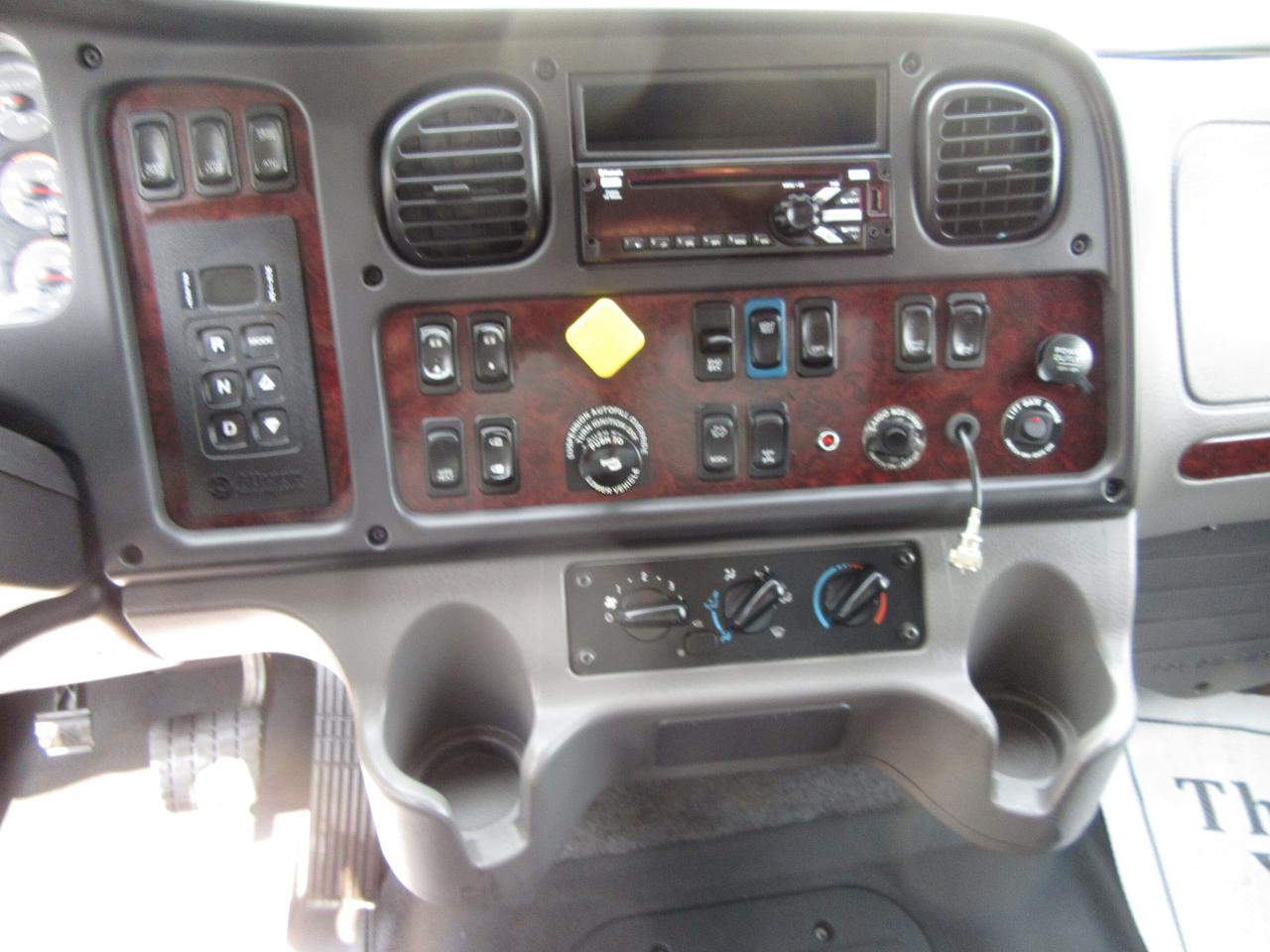 2018 Freightliner M2 - 112 28 FT TANDEM AXLE HIGH & WIDE BOX / RAILGATE LIFT Photo