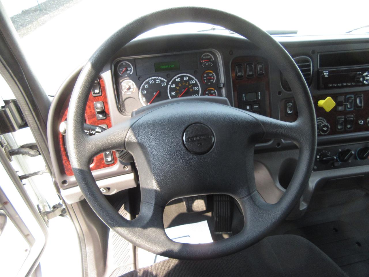 2018 Freightliner M2 - 112 28 FT TANDEM AXLE HIGH & WIDE BOX / RAILGATE LIFT Photo