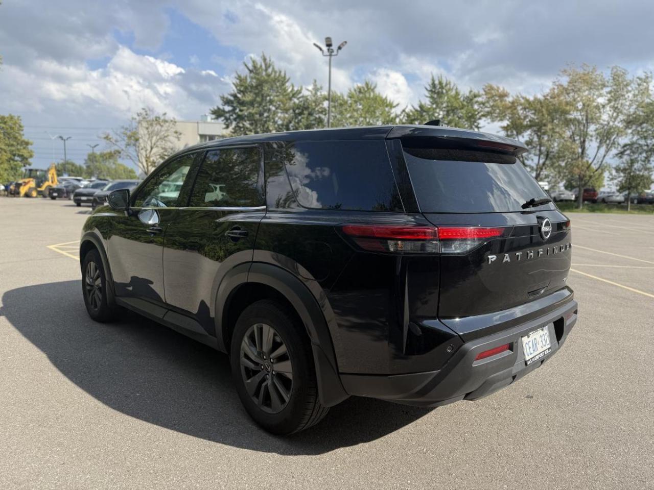 2023 Nissan Pathfinder S 4WD Photo4