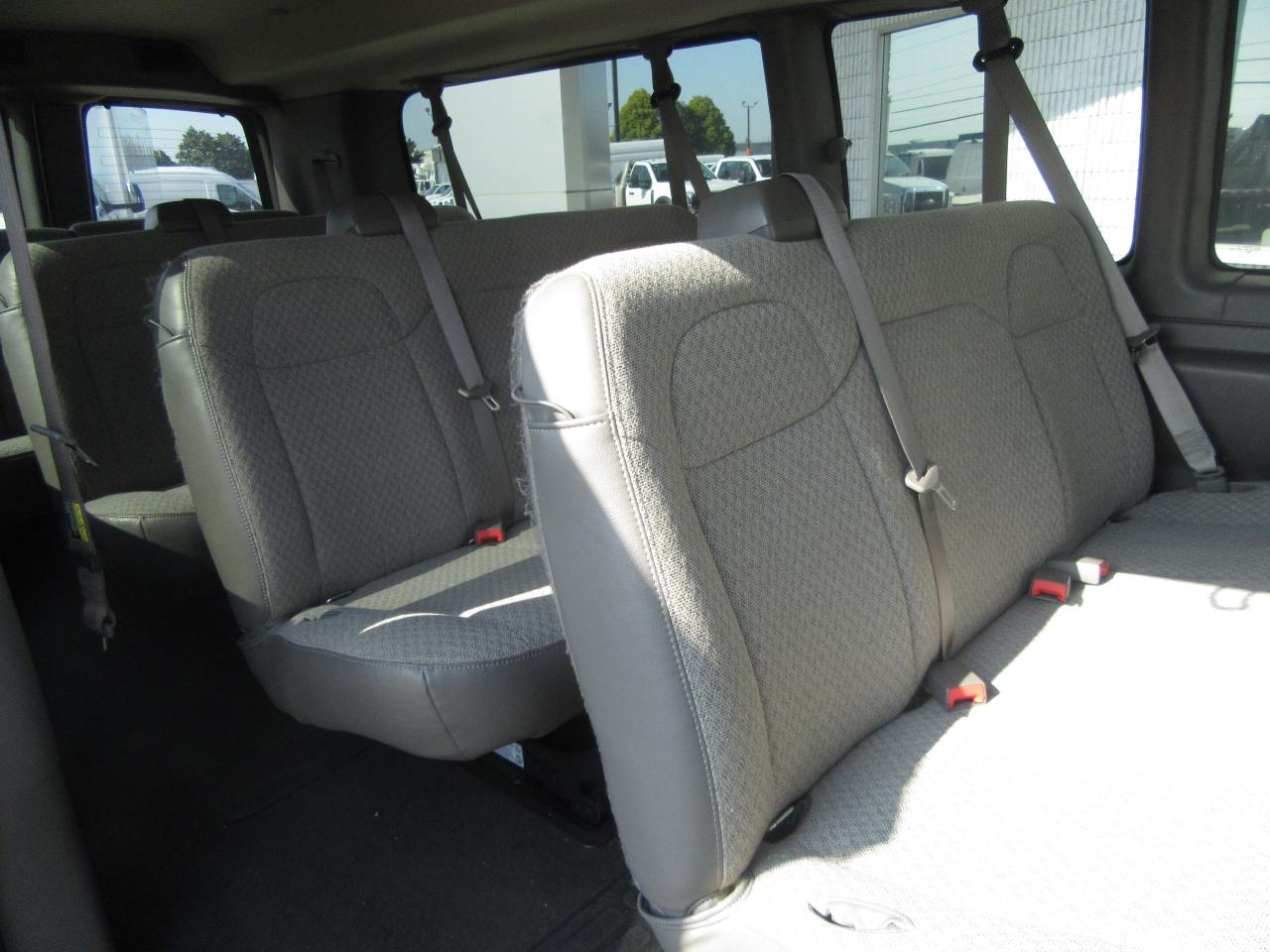 2023 GMC Savana 3500 15 Passenger Van Photo2