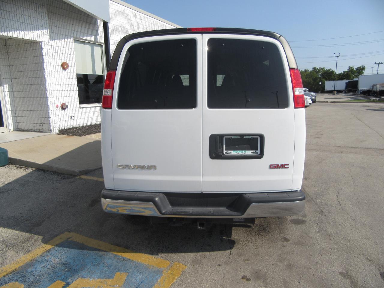 2023 GMC Savana 3500 15 Passenger Van Photo4