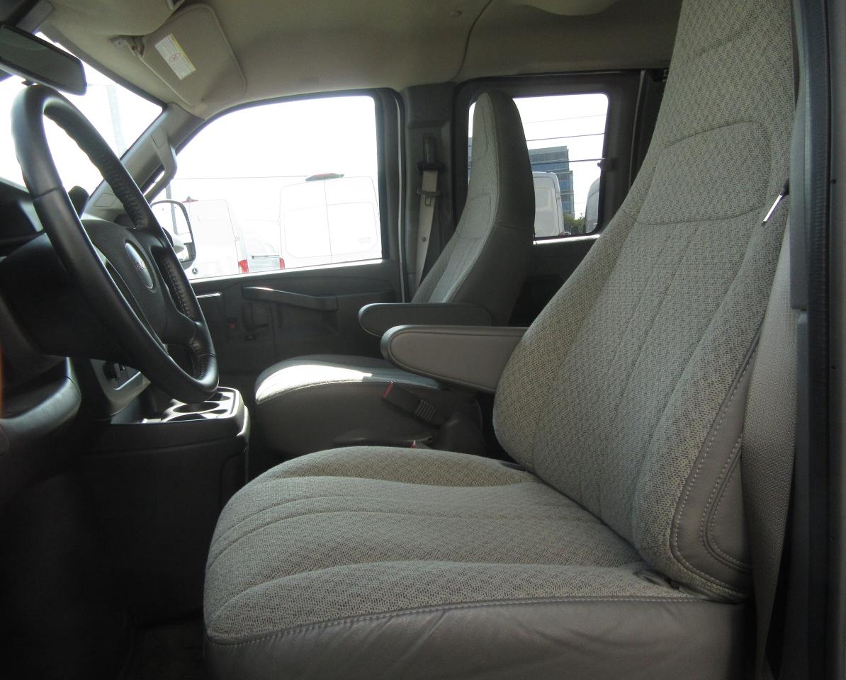 2023 GMC Savana 3500 15 Passenger Van Photo