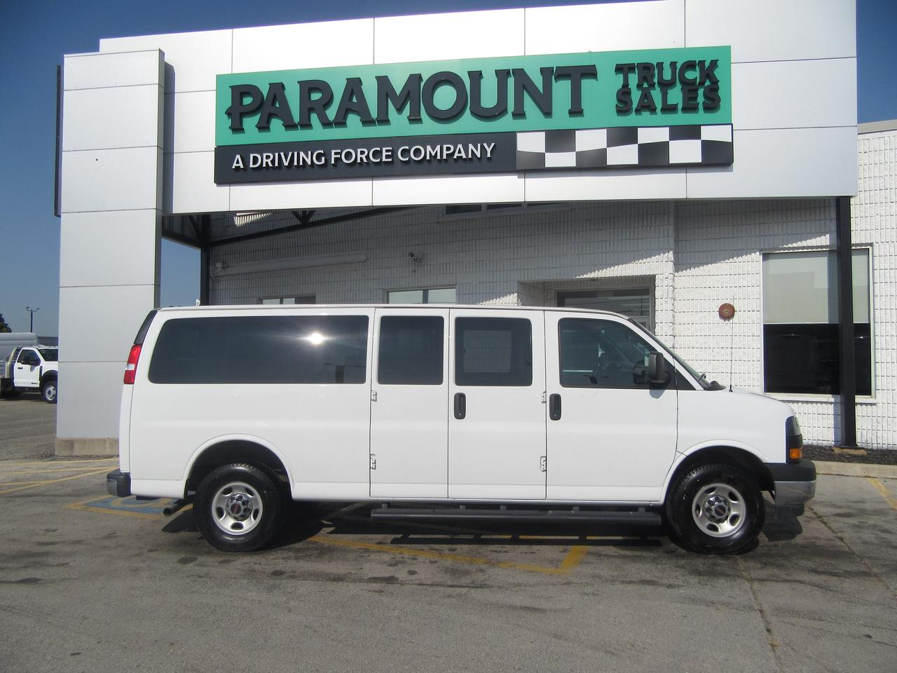 2023 GMC Savana 3500 15 Passenger Van Photo