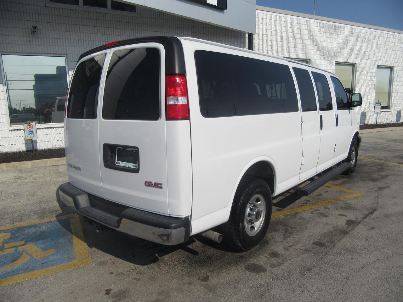2023 GMC Savana 3500 15 Passenger Van Photo3