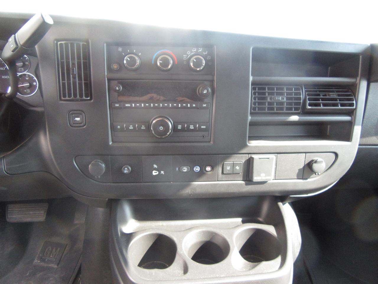 2023 GMC Savana 3500 15 Passenger Van Photo