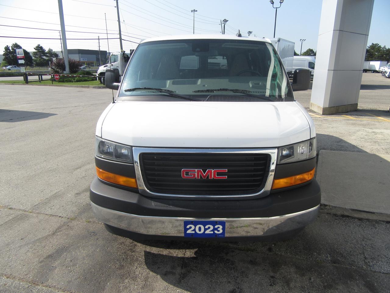 2023 GMC Savana 3500 15 Passenger Van Photo