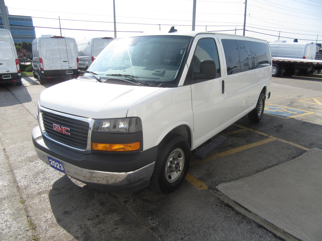 2023 GMC Savana 3500 15 Passenger Van Photo