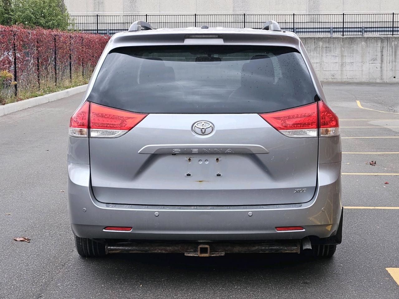 2011 Toyota Sienna XLE, ACCIDENT FREE, LEATHER, SUNROOF, POWER DOORS, Photo