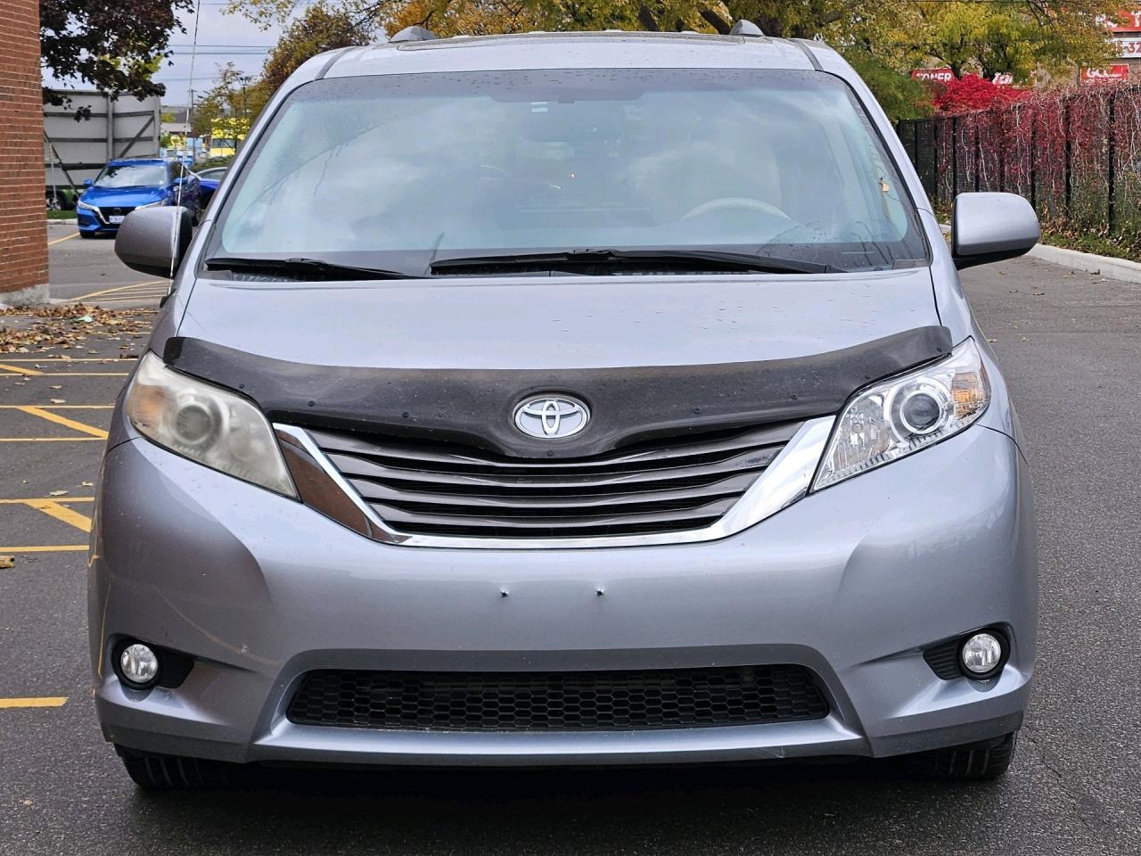 2011 Toyota Sienna XLE, ACCIDENT FREE, LEATHER, SUNROOF, POWER DOORS, Photo