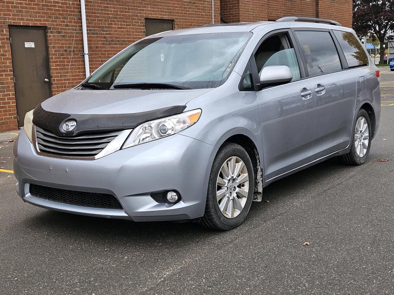 2011 Toyota Sienna XLE, ACCIDENT FREE, LEATHER, SUNROOF, POWER DOORS, Photo2