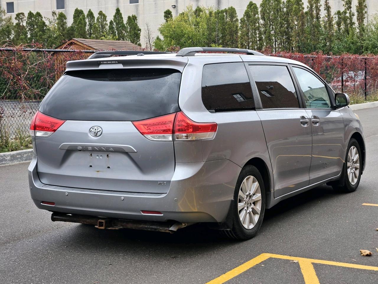 2011 Toyota Sienna XLE, ACCIDENT FREE, LEATHER, SUNROOF, POWER DOORS, Photo