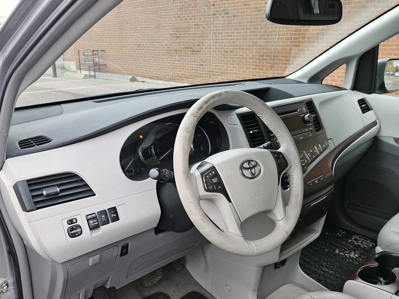 2011 Toyota Sienna XLE, ACCIDENT FREE, LEATHER, SUNROOF, POWER DOORS, Photo