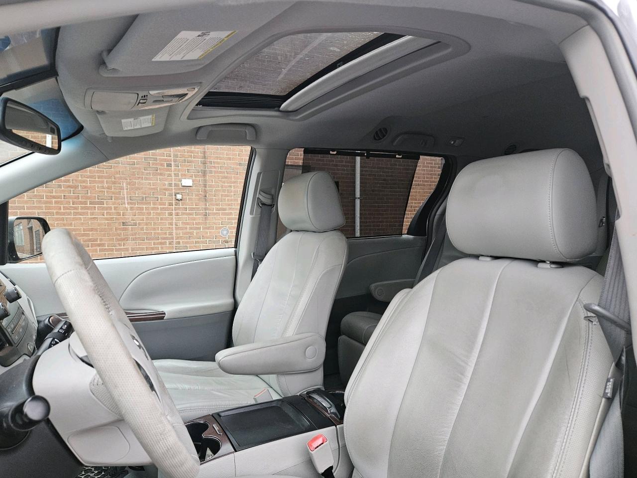 2011 Toyota Sienna XLE, ACCIDENT FREE, LEATHER, SUNROOF, POWER DOORS, Photo