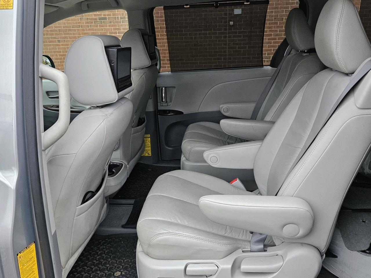 2011 Toyota Sienna XLE, ACCIDENT FREE, LEATHER, SUNROOF, POWER DOORS, Photo