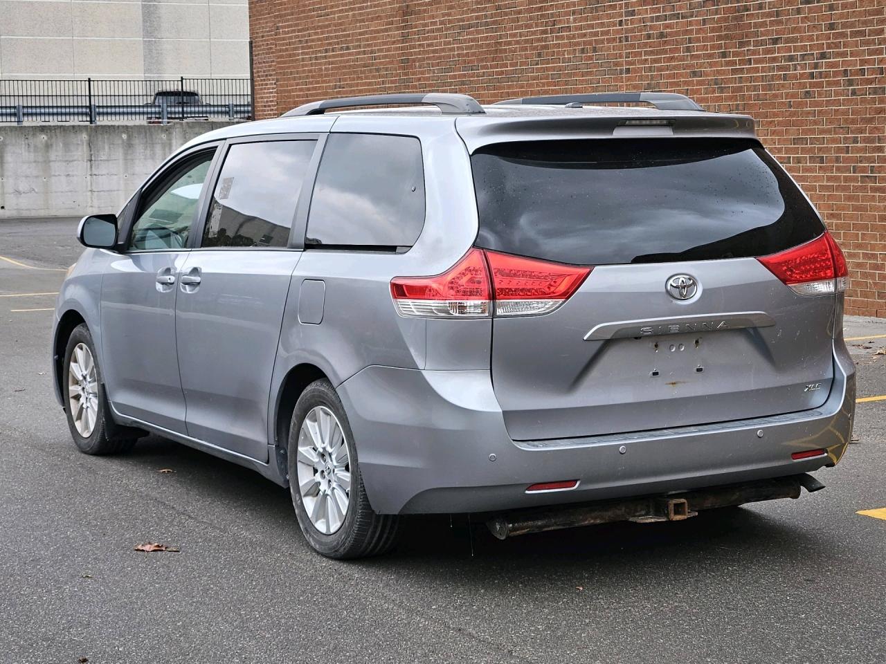 2011 Toyota Sienna XLE, ACCIDENT FREE, LEATHER, SUNROOF, POWER DOORS, Photo