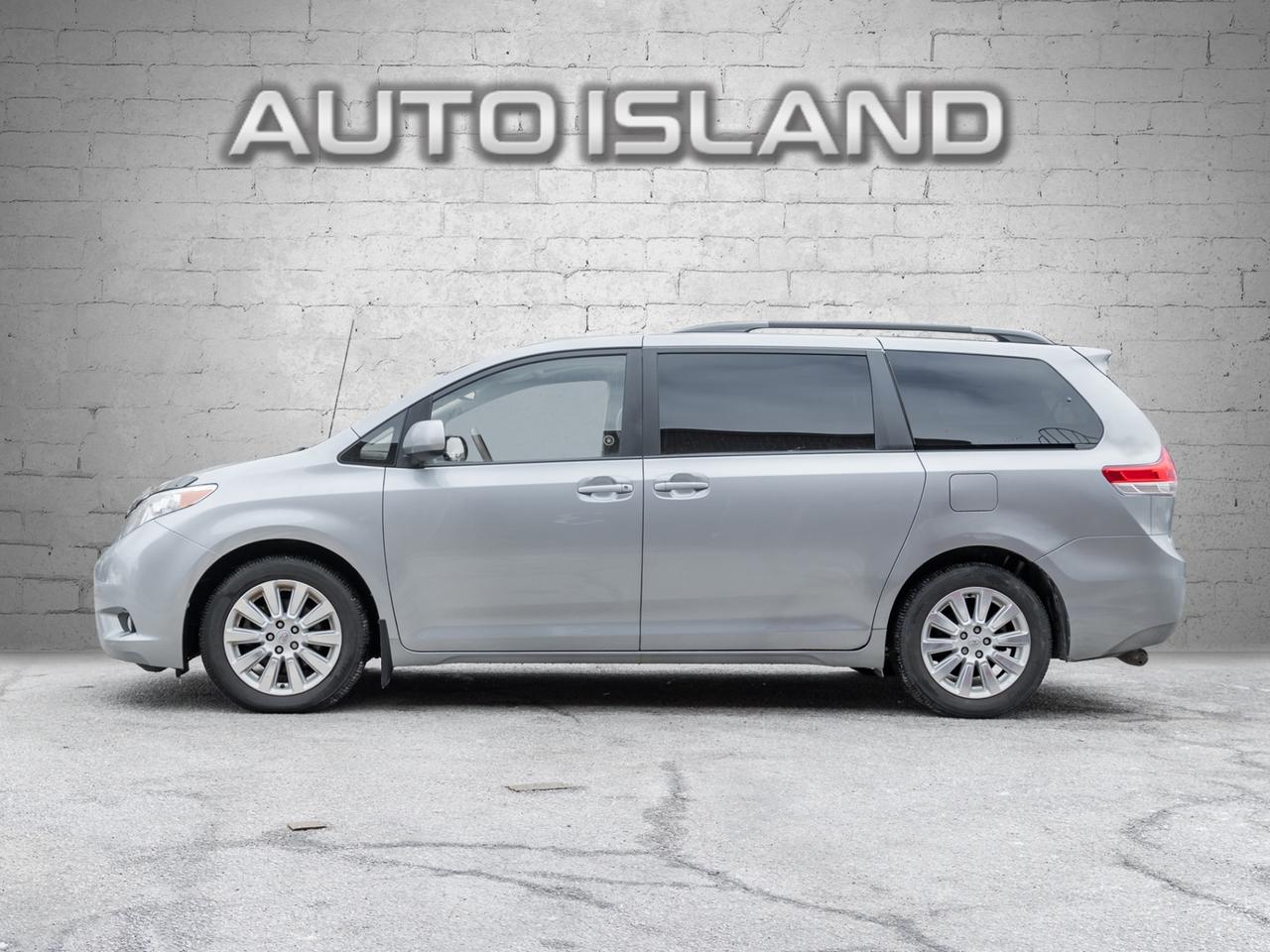 2011 Toyota Sienna XLE, ACCIDENT FREE, LEATHER, SUNROOF, POWER DOORS, Photo4