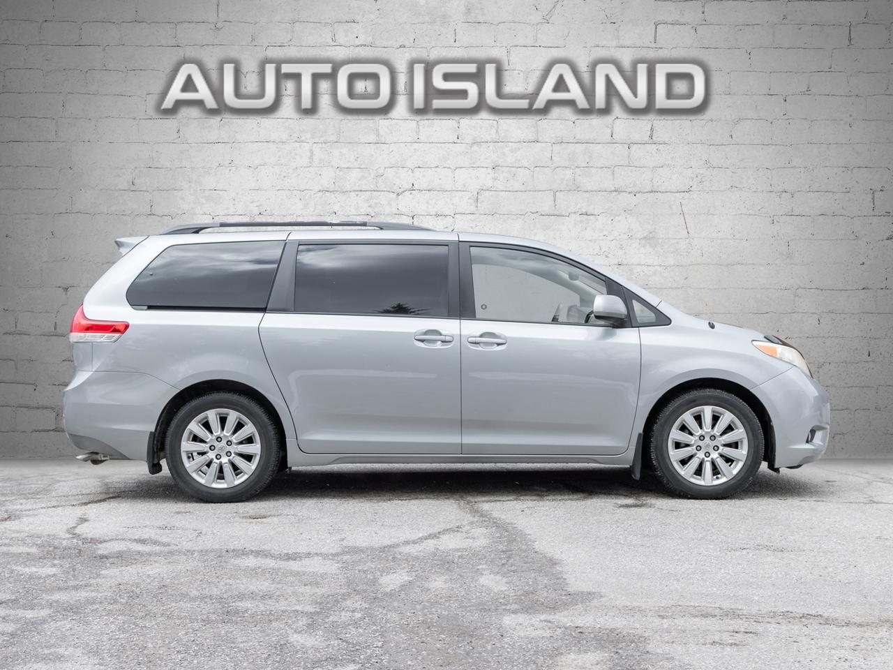 2011 Toyota Sienna XLE, ACCIDENT FREE, LEATHER, SUNROOF, POWER DOORS, Photo2