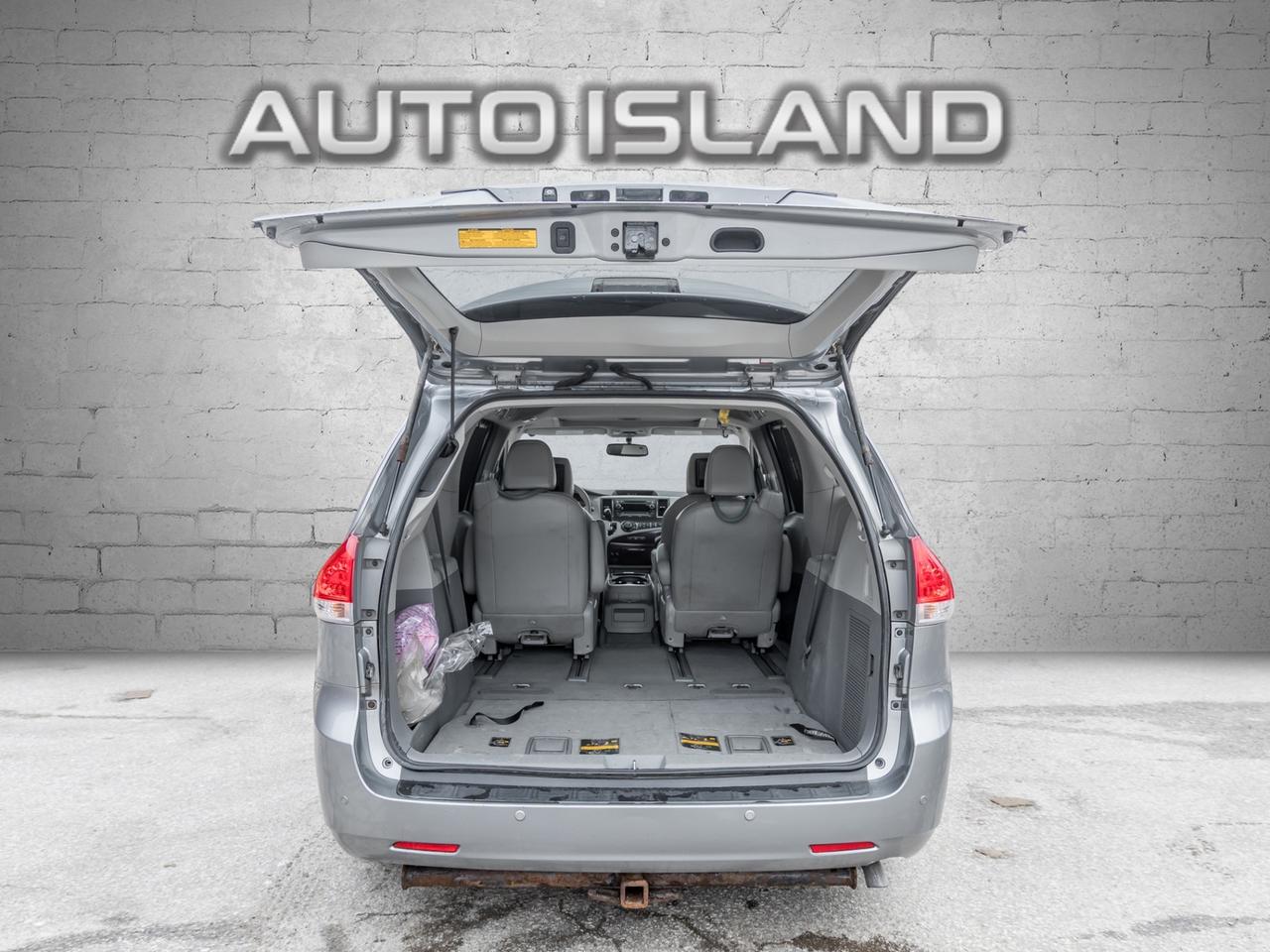 2011 Toyota Sienna XLE, ACCIDENT FREE, LEATHER, SUNROOF, POWER DOORS, Photo