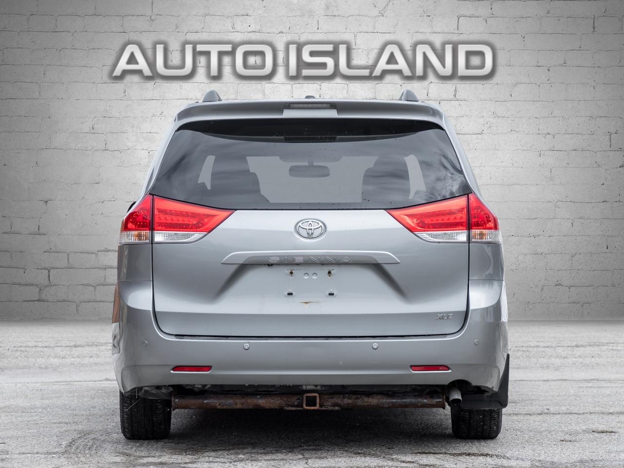 2011 Toyota Sienna XLE, ACCIDENT FREE, LEATHER, SUNROOF, POWER DOORS, Photo