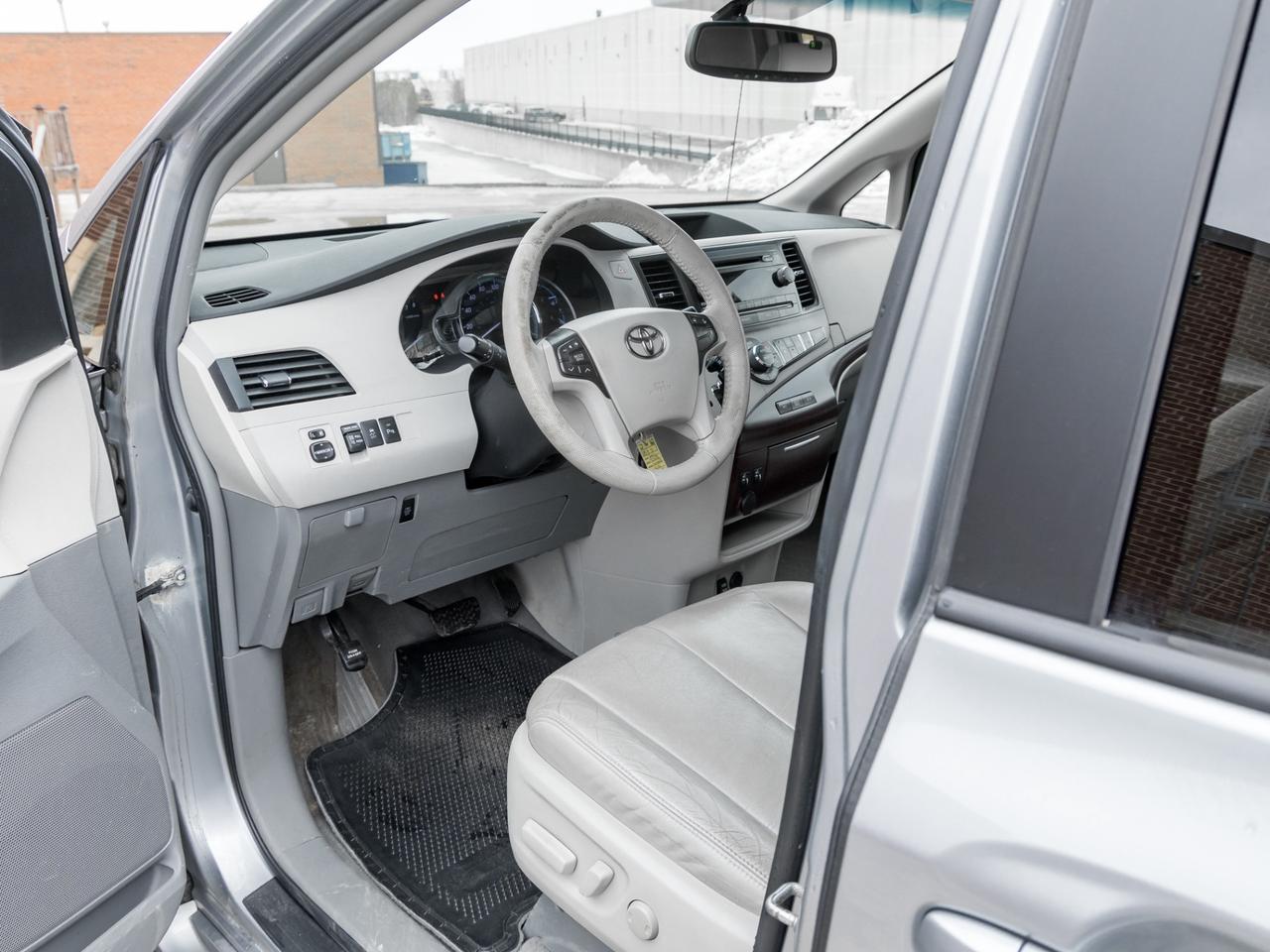 2011 Toyota Sienna XLE, ACCIDENT FREE, LEATHER, SUNROOF, POWER DOORS, Photo