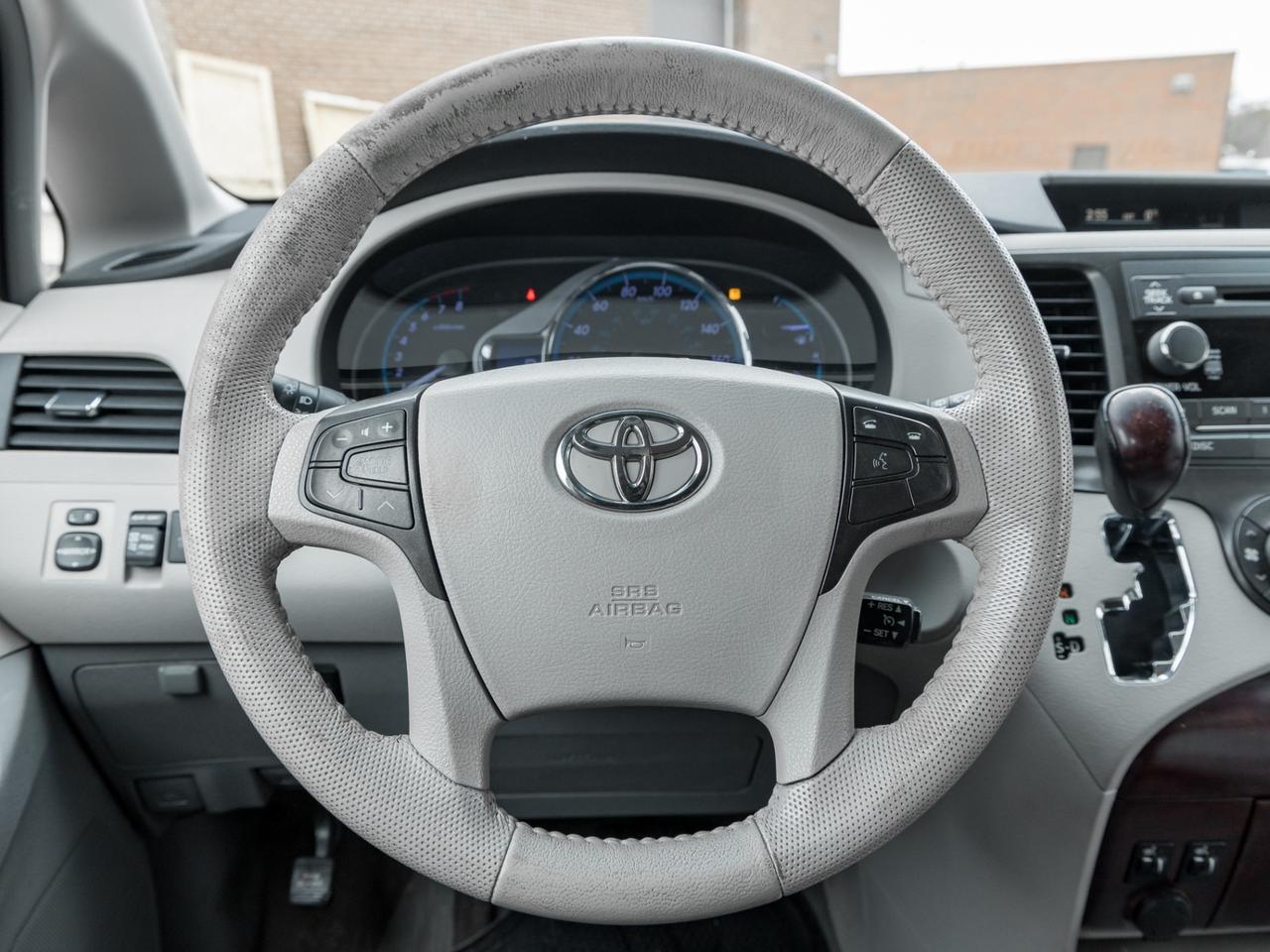 2011 Toyota Sienna XLE, ACCIDENT FREE, LEATHER, SUNROOF, POWER DOORS, Photo