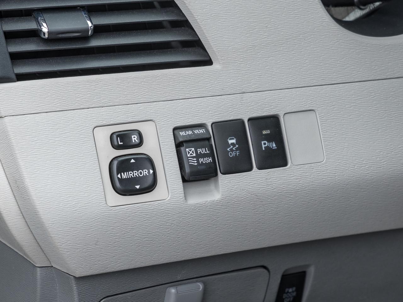 2011 Toyota Sienna XLE, ACCIDENT FREE, LEATHER, SUNROOF, POWER DOORS, Photo