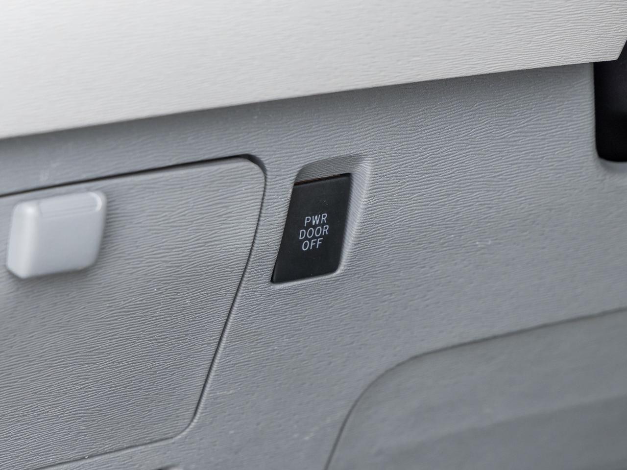 2011 Toyota Sienna XLE, ACCIDENT FREE, LEATHER, SUNROOF, POWER DOORS, Photo