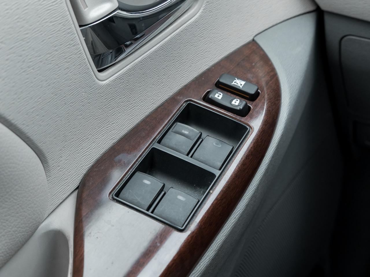 2011 Toyota Sienna XLE, ACCIDENT FREE, LEATHER, SUNROOF, POWER DOORS, Photo