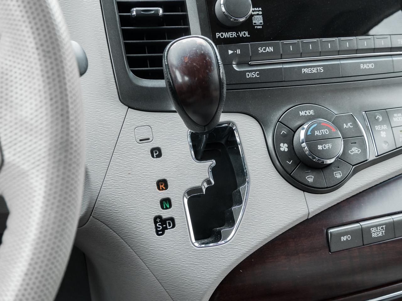 2011 Toyota Sienna XLE, ACCIDENT FREE, LEATHER, SUNROOF, POWER DOORS, Photo