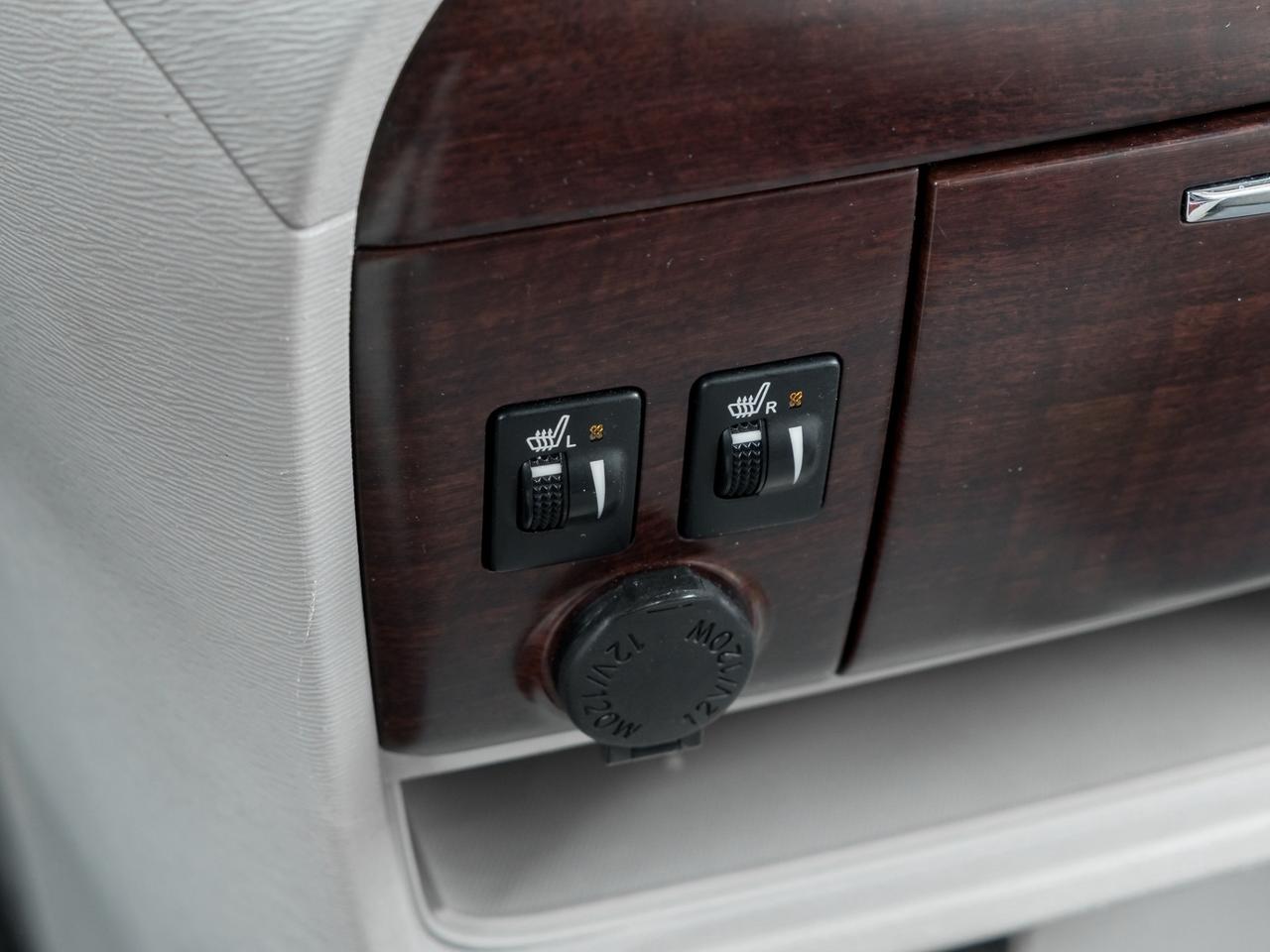 2011 Toyota Sienna XLE, ACCIDENT FREE, LEATHER, SUNROOF, POWER DOORS, Photo