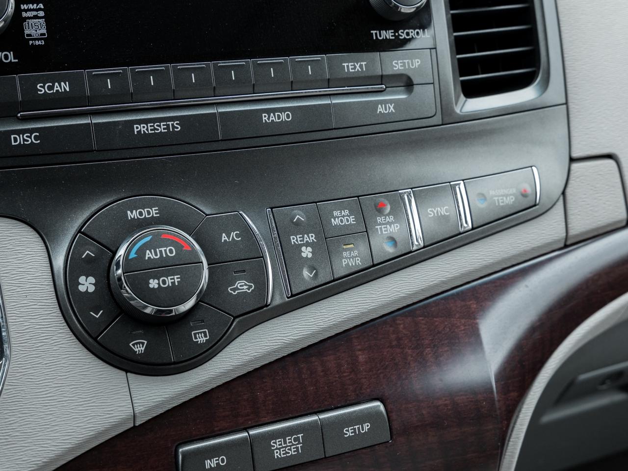 2011 Toyota Sienna XLE, ACCIDENT FREE, LEATHER, SUNROOF, POWER DOORS, Photo