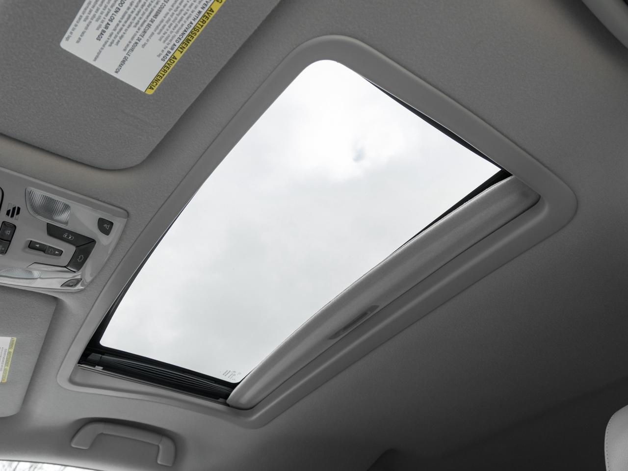 2011 Toyota Sienna XLE, ACCIDENT FREE, LEATHER, SUNROOF, POWER DOORS, Photo