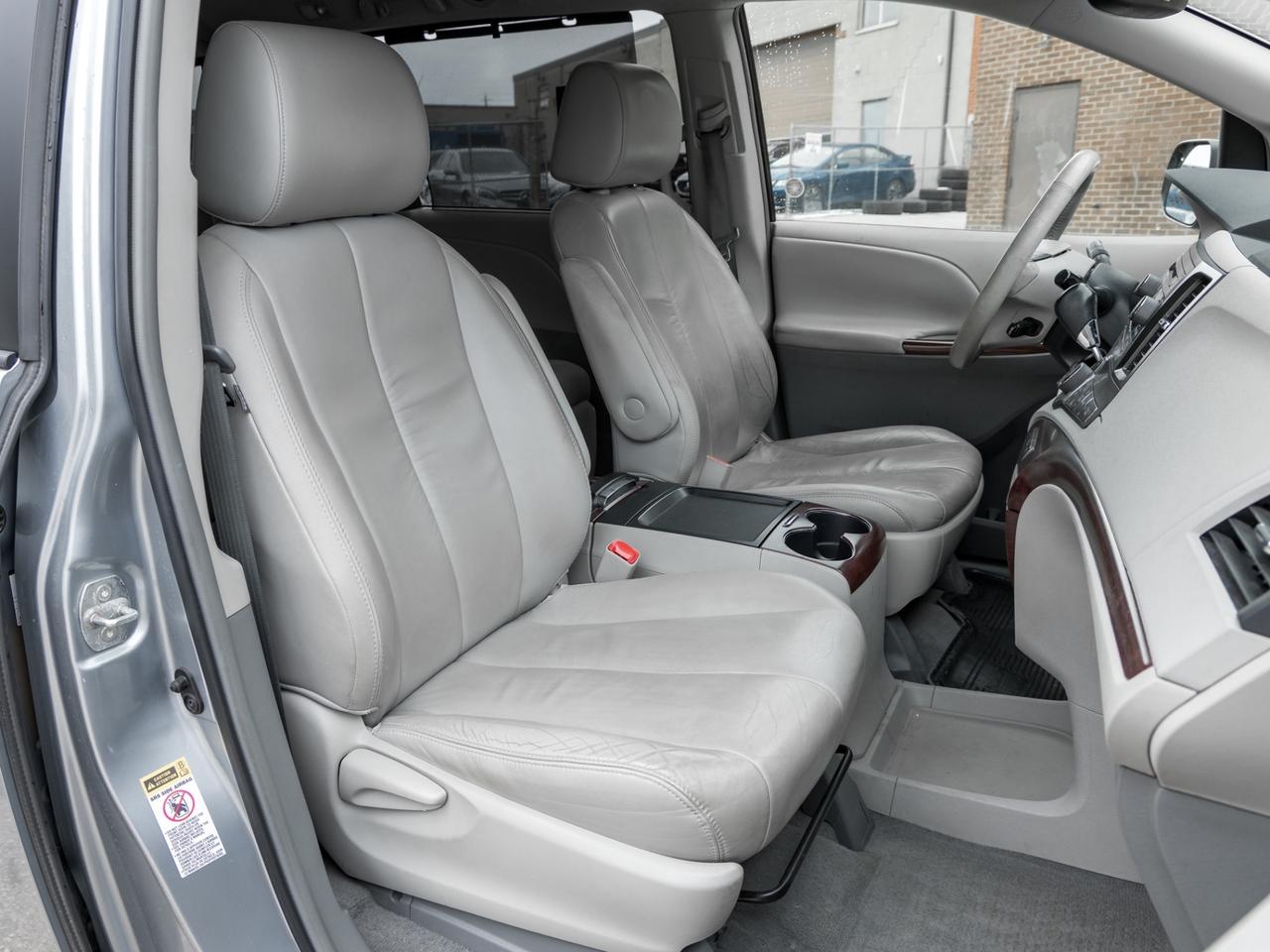 2011 Toyota Sienna XLE, ACCIDENT FREE, LEATHER, SUNROOF, POWER DOORS, Photo