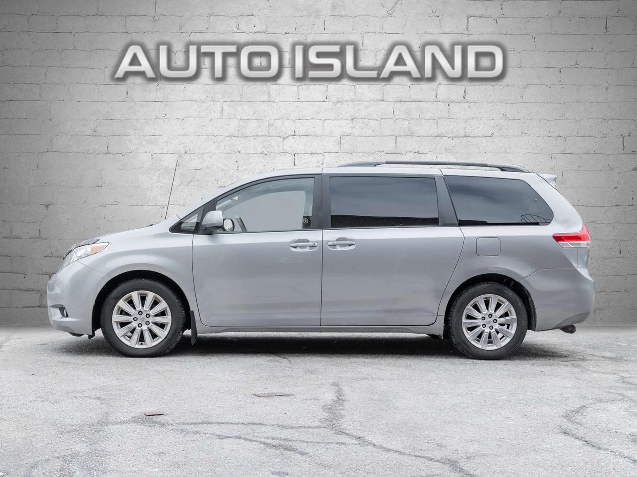 2011 Toyota Sienna XLE, ACCIDENT FREE, LEATHER, SUNROOF, POWER DOORS, CAMERA Photo4