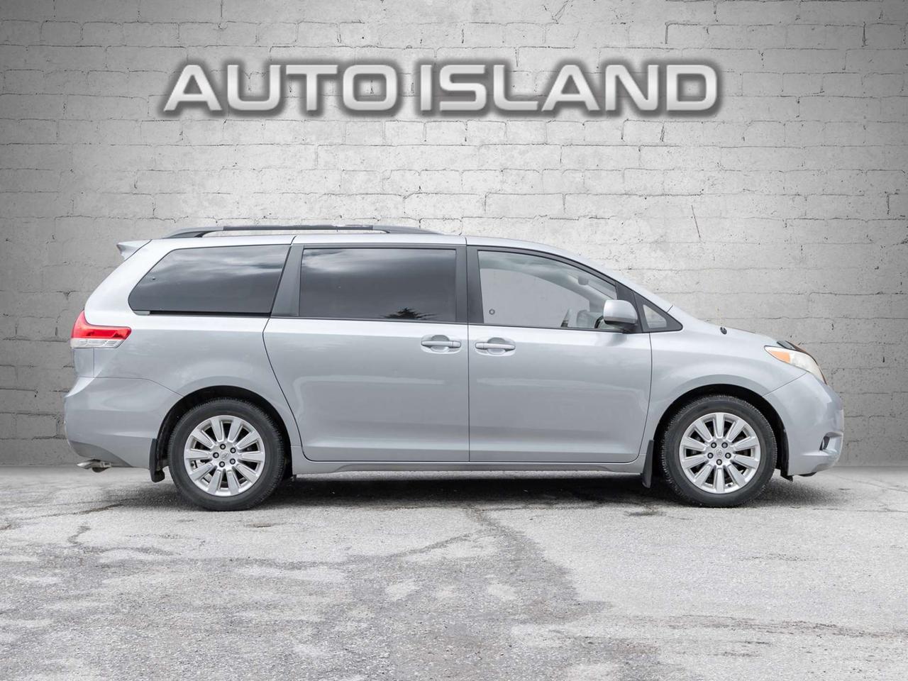 2011 Toyota Sienna XLE, ACCIDENT FREE, LEATHER, SUNROOF, POWER DOORS, CAMERA Photo