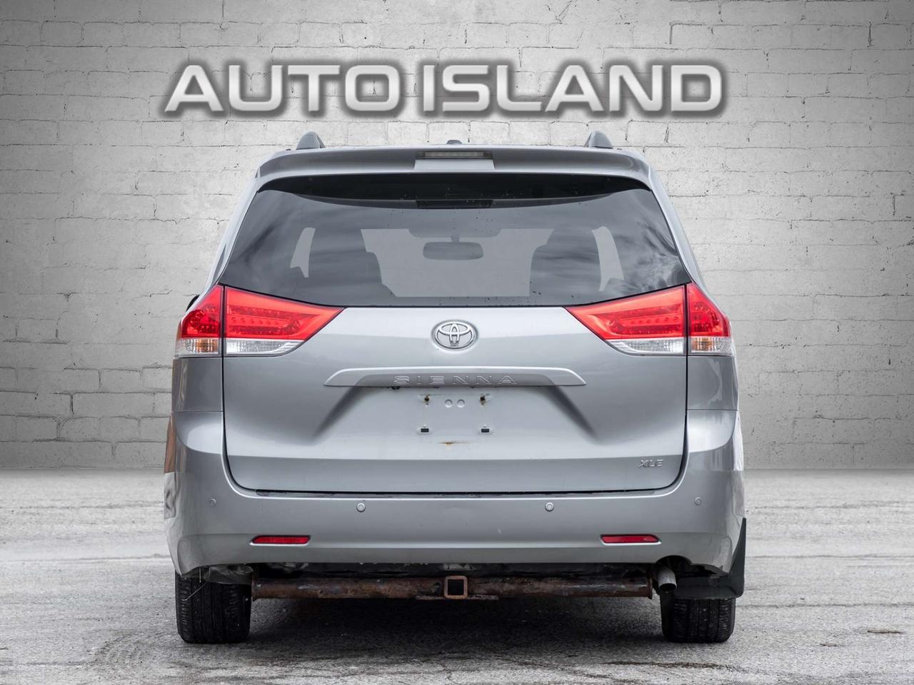 2011 Toyota Sienna XLE, ACCIDENT FREE, LEATHER, SUNROOF, POWER DOORS, CAMERA Photo