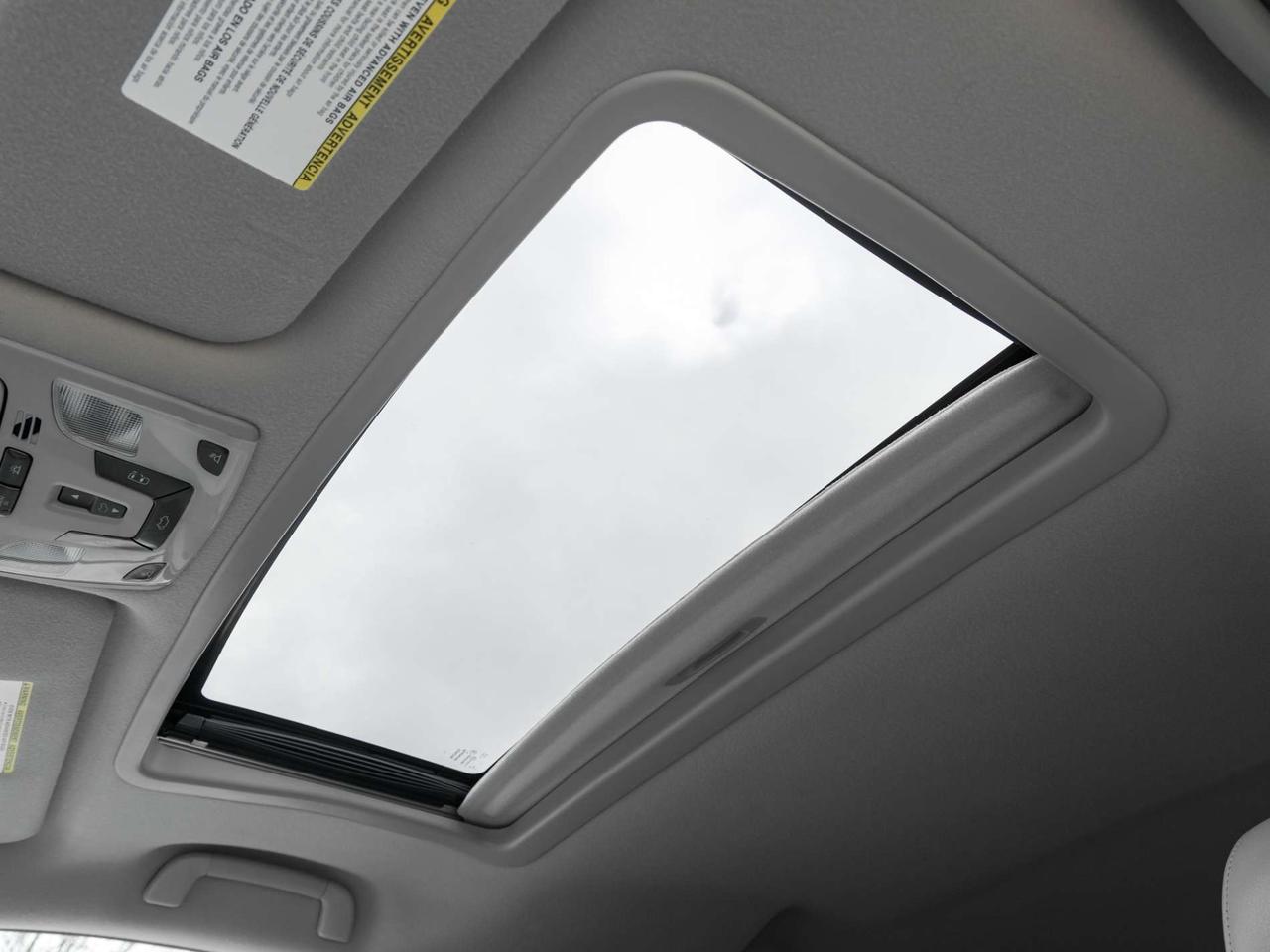 2011 Toyota Sienna XLE, ACCIDENT FREE, LEATHER, SUNROOF, POWER DOORS, CAMERA Photo