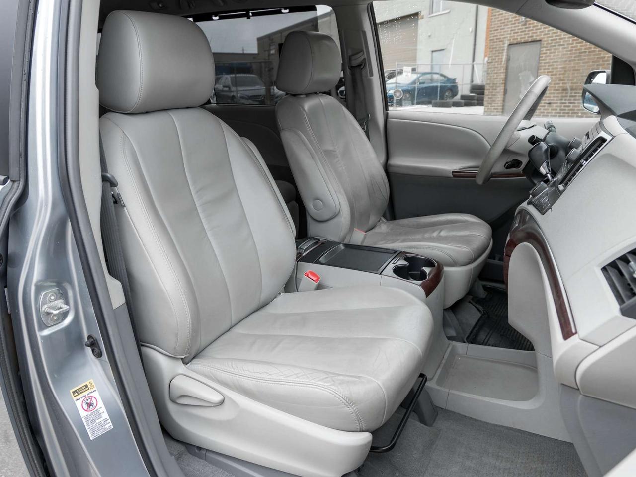 2011 Toyota Sienna XLE, ACCIDENT FREE, LEATHER, SUNROOF, POWER DOORS, CAMERA Photo