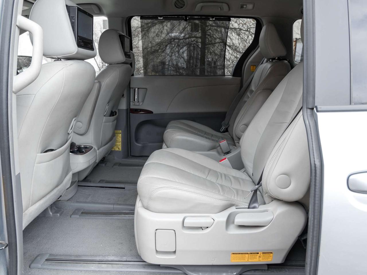 2011 Toyota Sienna XLE, ACCIDENT FREE, LEATHER, SUNROOF, POWER DOORS, CAMERA Photo